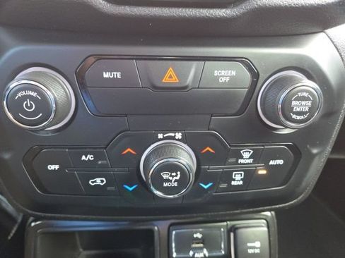 Used 2020 Jeep Renegade Latitude FWD image 32