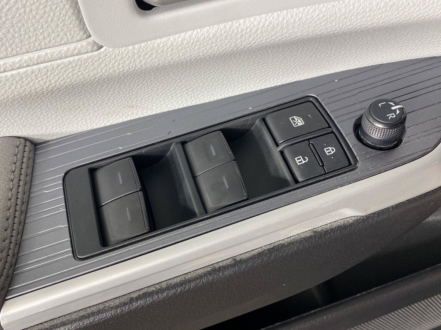 Used 2026 Toyota Sienna XLE AWD/4WD image 24