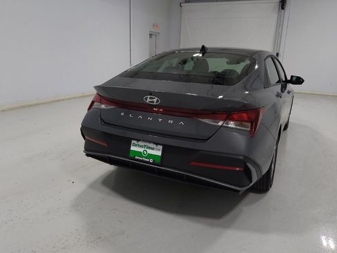 Used 2025 Hyundai Elantra SE FWD image 7