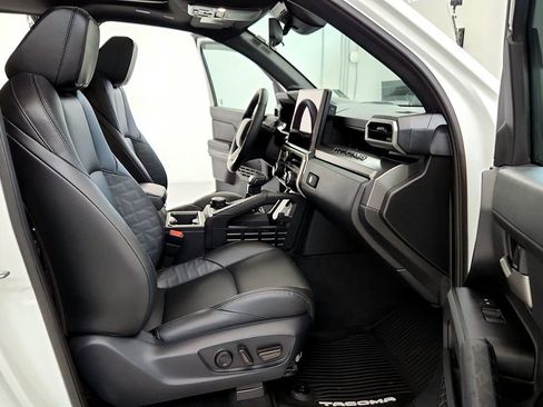 Used 2024 Toyota Tacoma TRD Sport w/ TRD Sport Premium Package AWD/4WD image 24