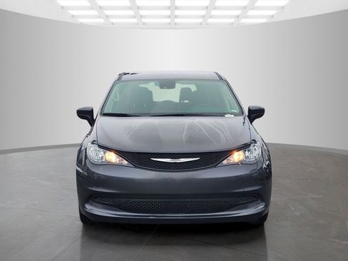 Used 2023 Chrysler Voyager LX image 3