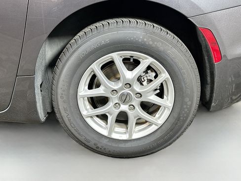 Used 2023 Chrysler Pacifica Touring-L FWD image 30
