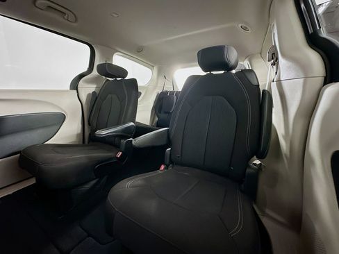Used 2023 Chrysler Voyager LX image 23