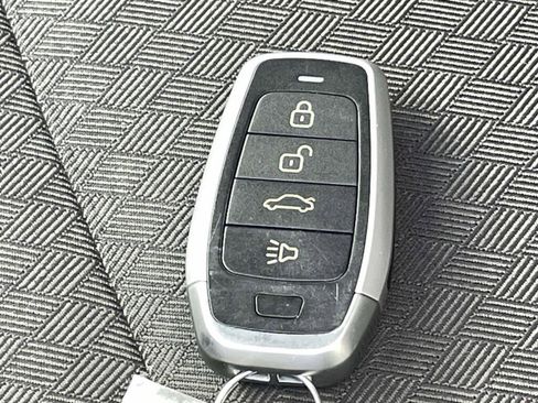 Used 2022 Chevrolet Silverado 1500 LT AWD/4WD image 4