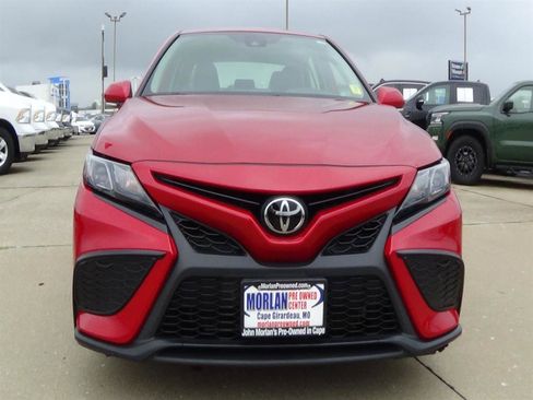 Used 2024 Toyota Camry SE image 3