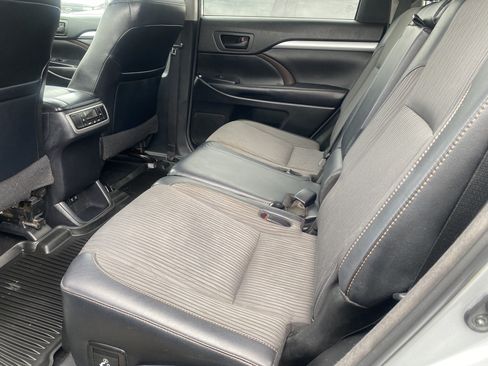 Used 2018 Toyota Highlander Plus FWD image 12