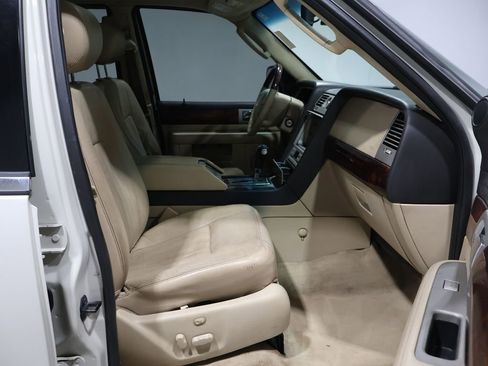 Used 2006 Lincoln Navigator 4WD image 25