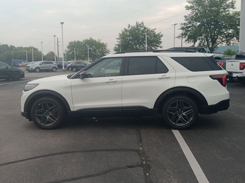 Used 2025 Ford Explorer ST-Line w/ ST-Line Street Pack AWD/4WD image 9