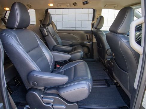 Used 2018 Toyota Sienna SE image 21