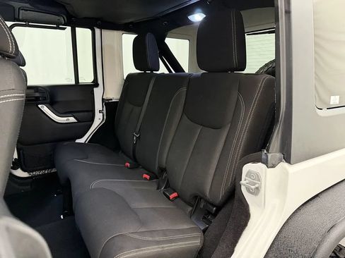 Used 2015 Jeep Wrangler Unlimited Rubicon w/ Connectivity Group AWD/4WD image 19