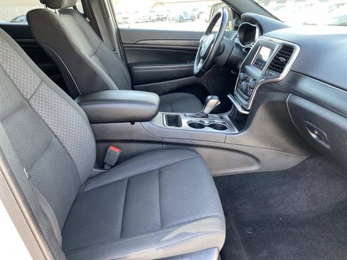 Used 2021 Jeep Grand Cherokee Laredo AWD/4WD image 24