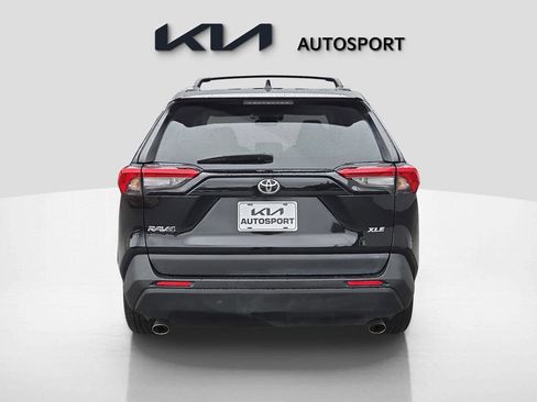 Used 2021 Toyota RAV4 XLE Premium image 9