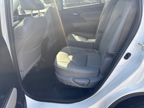 Used 2022 Toyota Highlander XLE AWD/4WD image 24