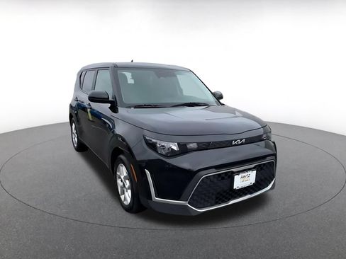 Used 2025 Kia Soul LX w/ LX Technology Package FWD image 3