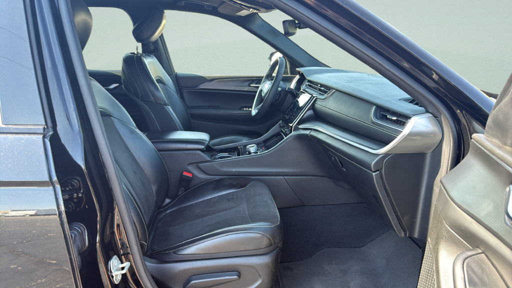 Used 2023 Jeep Grand Cherokee L Laredo AWD/4WD image 19