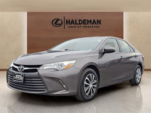 Used 2015 Toyota Camry LE image 3