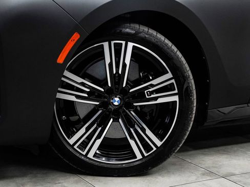 Used 2023 BMW i7 xDrive60 AWD/4WD image 3