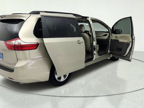 Used 2017 Toyota Sienna LE FWD image 34