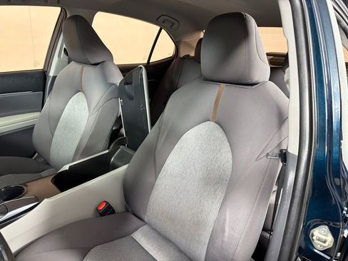 Used 2019 Toyota Camry FWD image 12