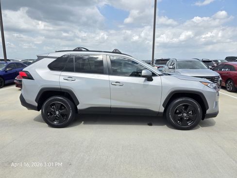 Used 2019 Toyota RAV4 XLE FWD image 5