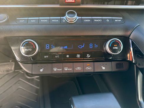 Certified 2025 Hyundai Elantra SEL image 28