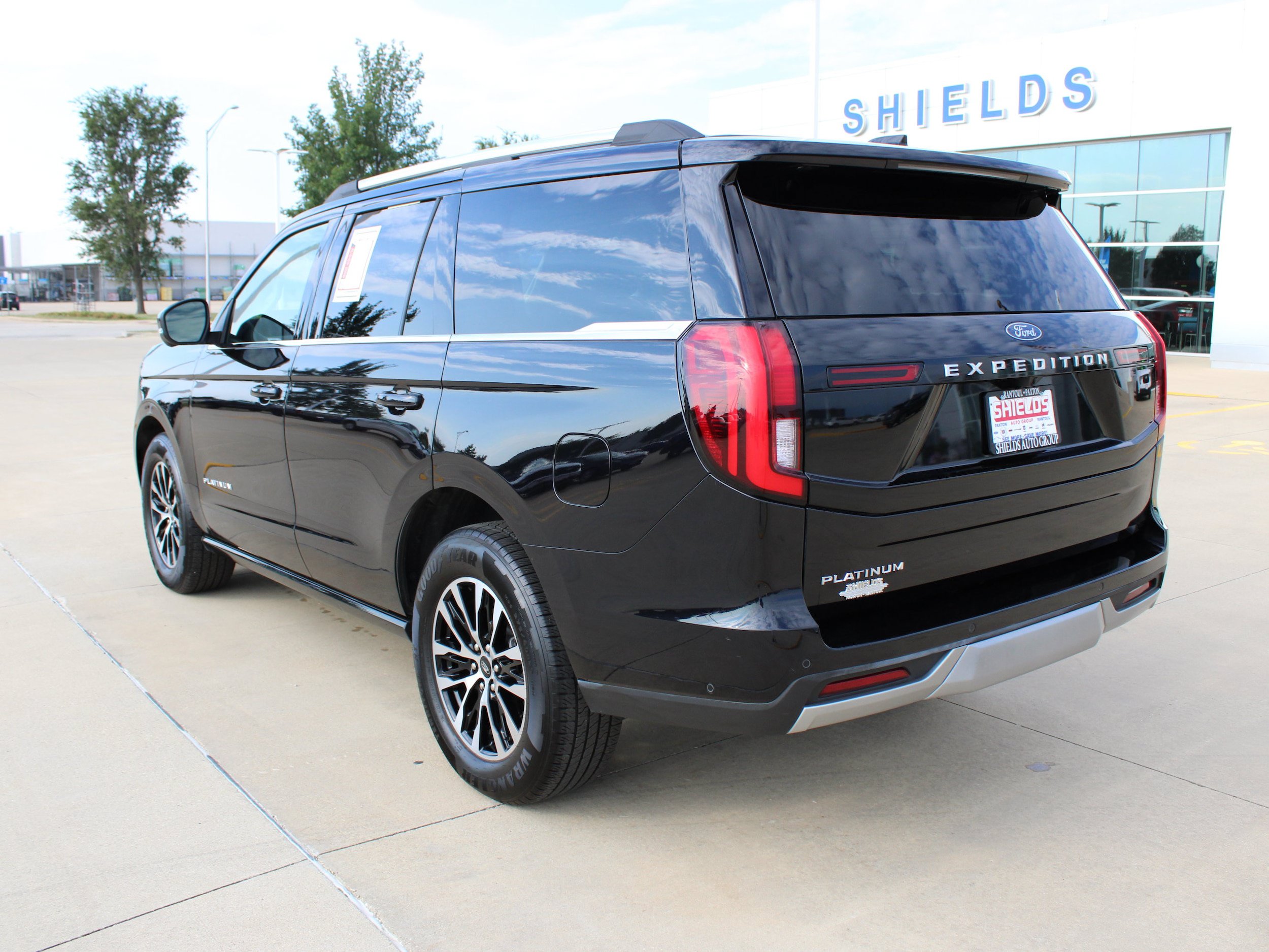 Used 2025 Ford Expedition Platinum AWD/4WD image 4