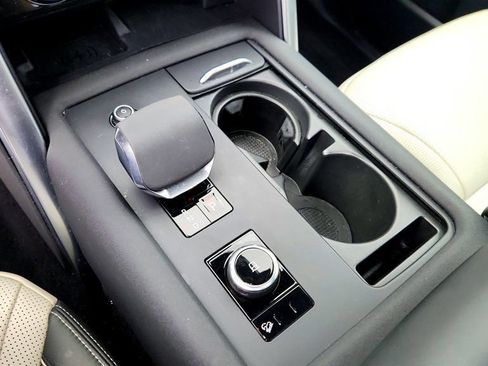 Used 2024 Land Rover Discovery Metropolitan Edition image 15