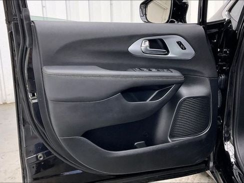 Used 2026 Chrysler Pacifica Limited FWD image 21