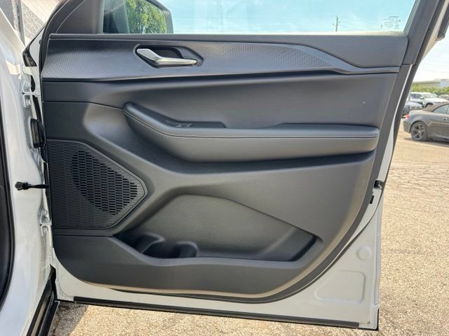 Used 2025 Jeep Grand Cherokee Laredo X w/ Luxury Tech Group I AWD/4WD image 29