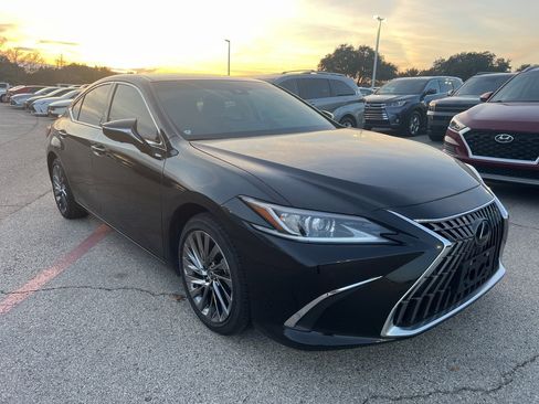 Used 2024 Lexus ES 300h w/ Luxury Package image 3