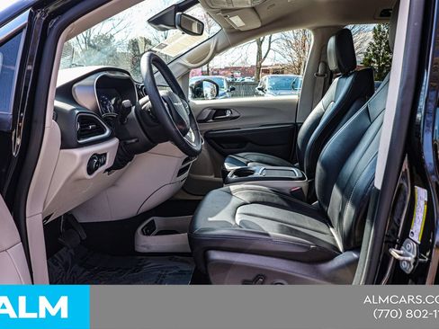 Used 2024 Chrysler Pacifica Touring-L FWD image 17