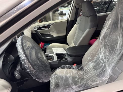 Used 2020 Toyota RAV4 XLE Premium FWD image 3