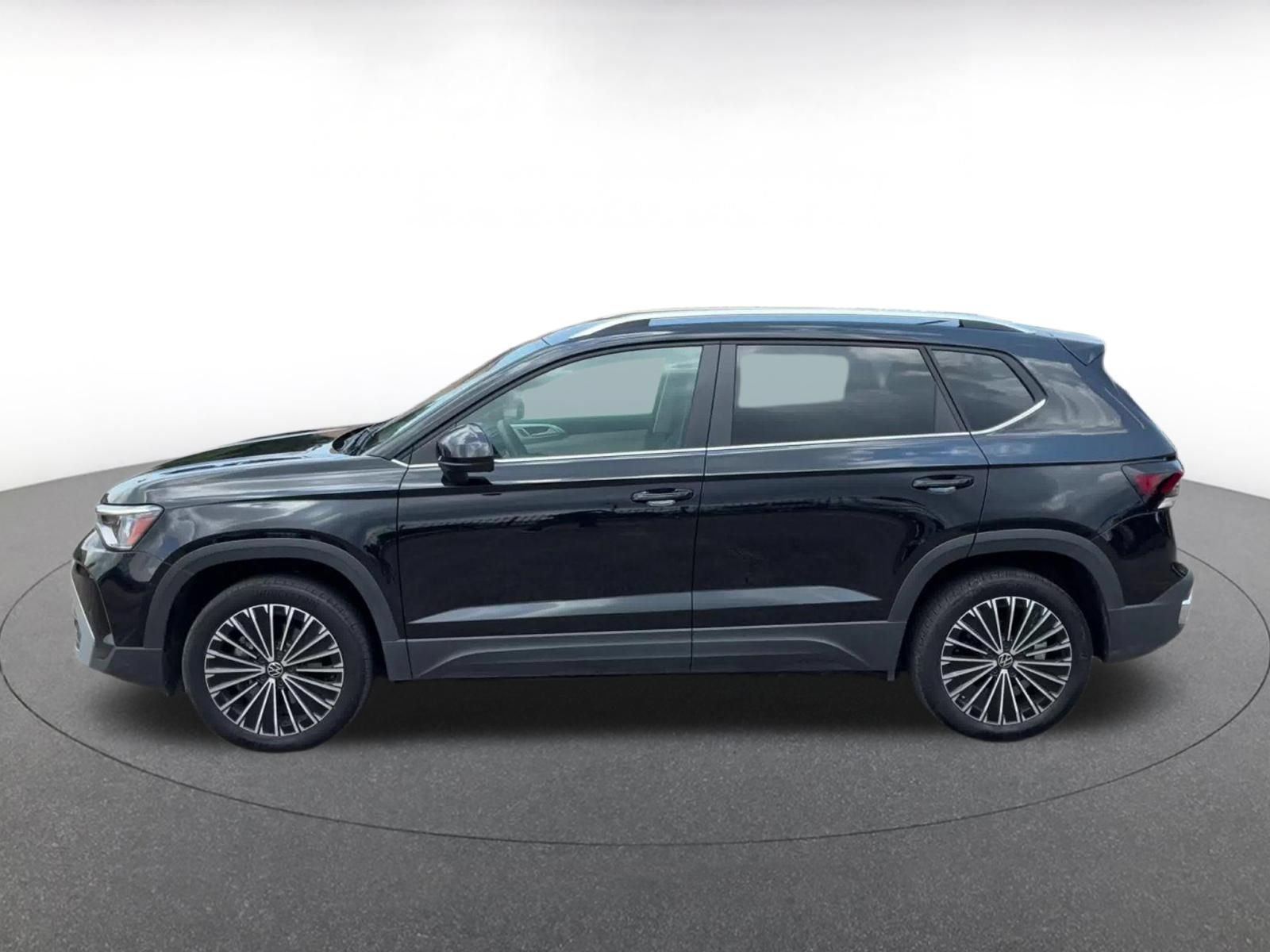 Used 2026 Volkswagen Taos SE FWD image 8