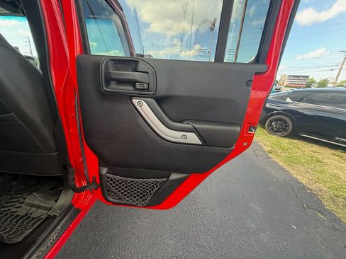 Used 2015 Jeep Wrangler Unlimited Rubicon w/ Dual Top Group AWD/4WD image 20
