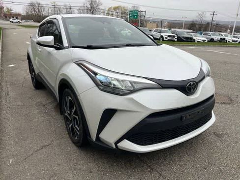 Used 2022 Toyota C-HR XLE image 3