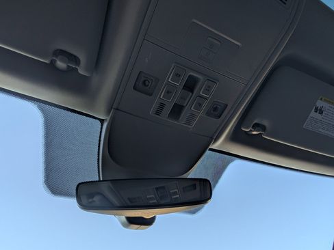 Used 2024 Volkswagen Taos SE w/ Panoramic Sunroof Package image 30