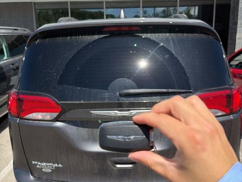 Used 2017 Chrysler Pacifica Touring-L image 6