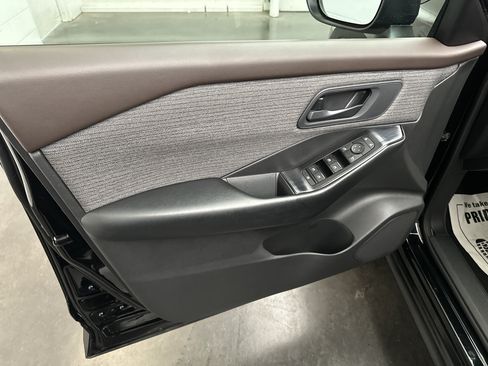 Used 2023 Nissan Rogue S AWD/4WD image 16