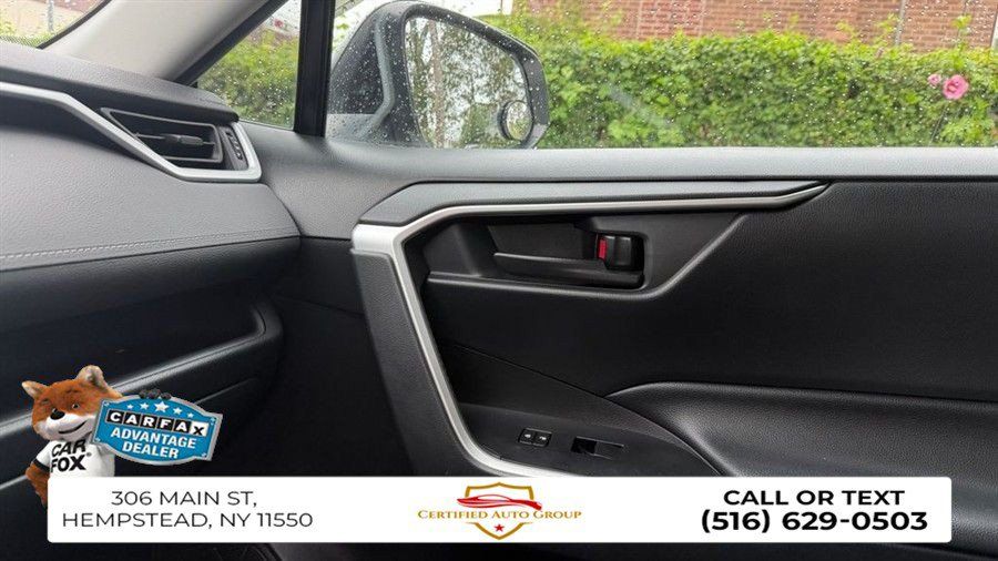 Used 2020 Toyota RAV4 LE AWD/4WD image 19