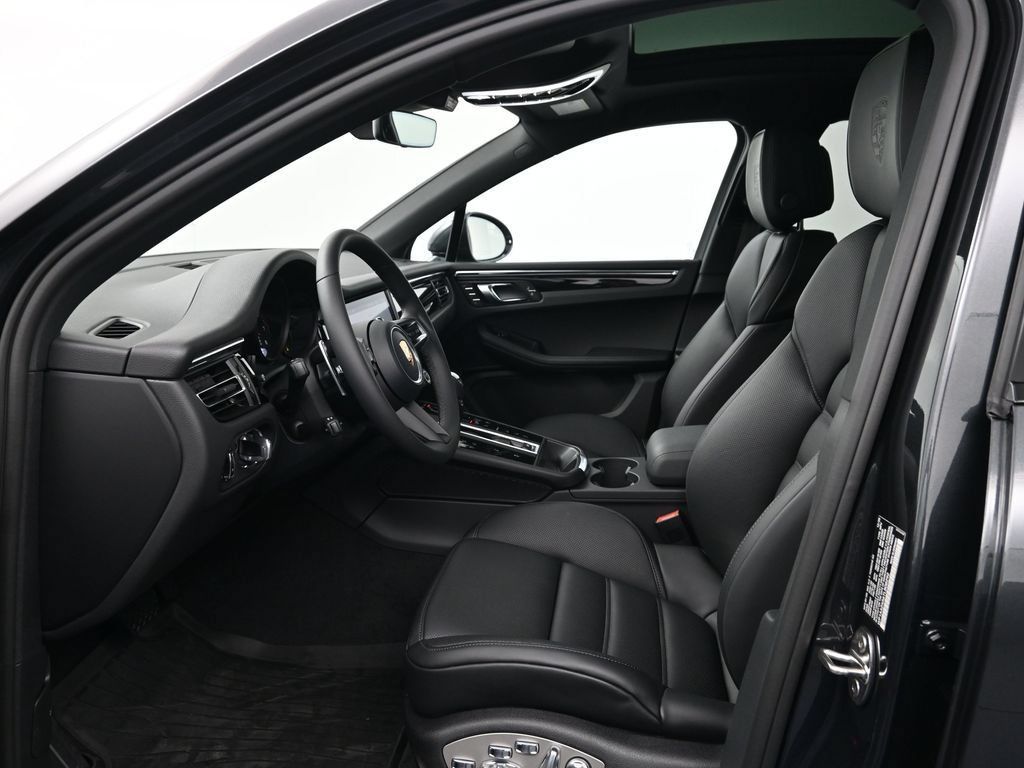 Certified 2026 Porsche Macan AWD/4WD image 4