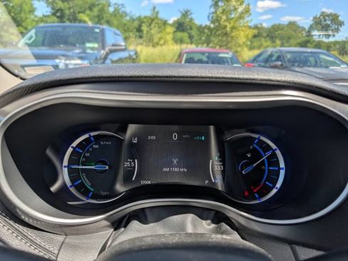 Used 2024 Chrysler Pacifica Limited FWD image 21