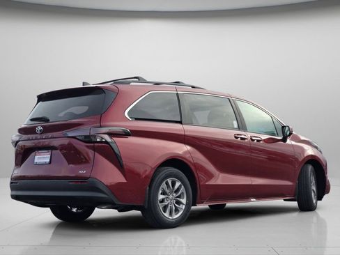 New 2026 Toyota Sienna XLE image 21