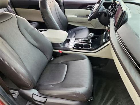 Used 2024 Kia Carnival EX image 14