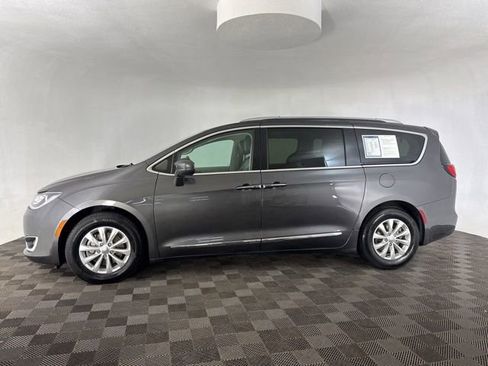 Used 2019 Chrysler Pacifica Touring-L image 4