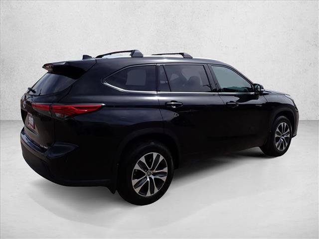 Used 2022 Toyota Highlander XLE AWD/4WD image 4
