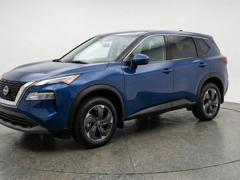 Used 2025 Nissan Rogue SV image 3