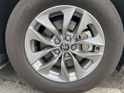 Used 2025 Toyota Sienna XLE image 11