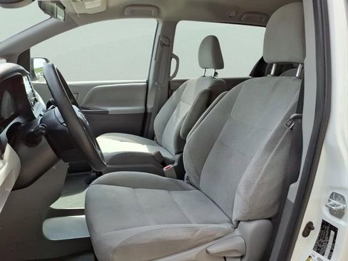 Used 2020 Toyota Sienna L image 12