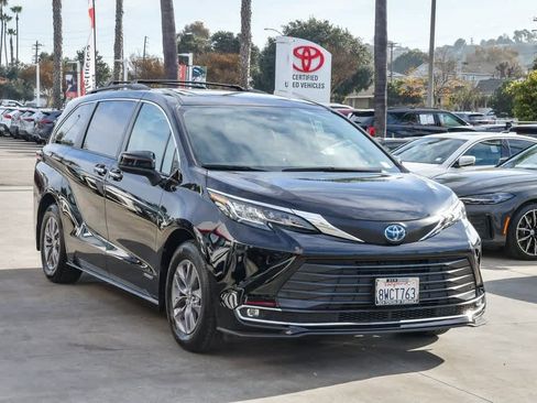Used 2021 Toyota Sienna XLE w/ XLE Plus Package image 3