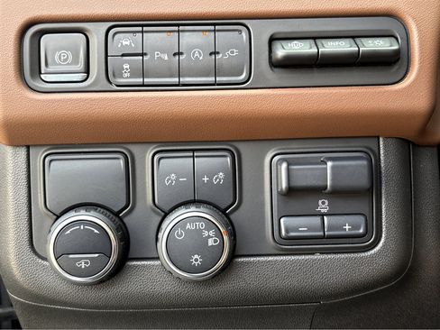 Used 2021 Chevrolet Tahoe High Country image 11